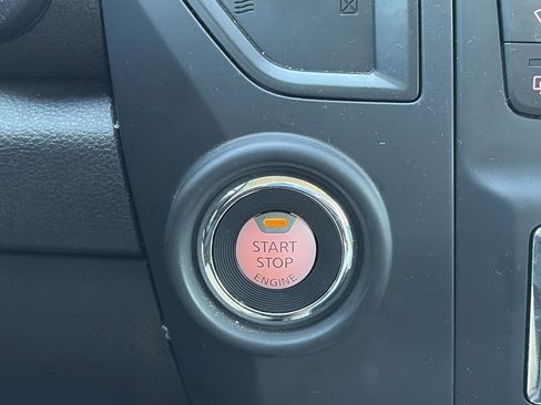 Used 2024 Nissan Titan SV w/ SV Convenience Package image 17