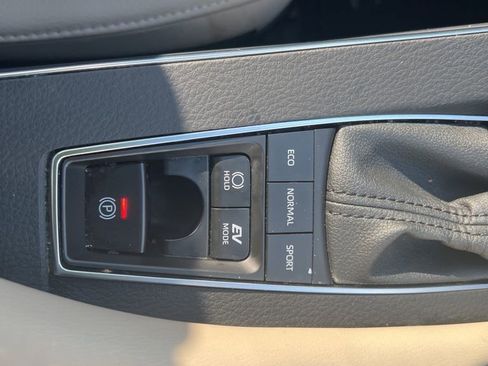 Used 2022 Toyota Avalon XLE w/ Moonroof Package image 11