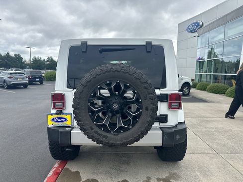 Used 2014 Jeep Wrangler Unlimited Sahara w/ Connectivity Group AWD/4WD image 3