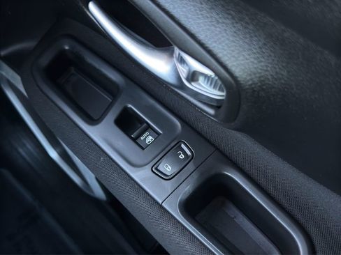 Used 2018 Jeep Renegade Latitude w/ Cold Weather Group image 15