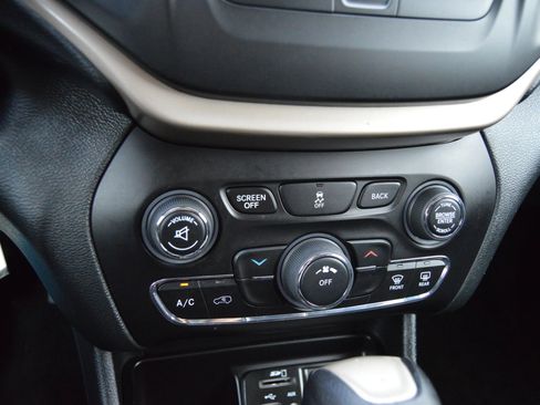 Used 2015 Jeep Cherokee Latitude image 11