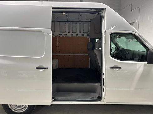 Used 2018 Nissan NV 2500 SV w/ Rear Door Glass Package image 8