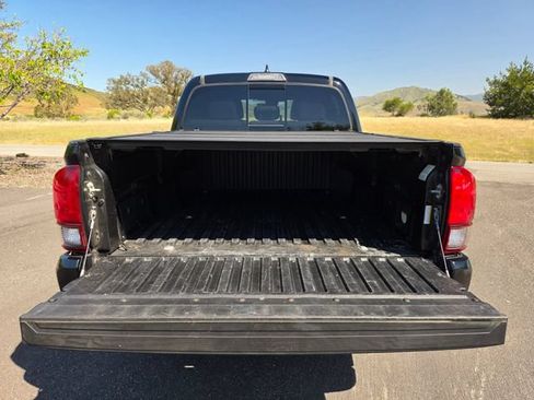 Used 2018 Toyota Tacoma TRD Sport AWD/4WD image 14