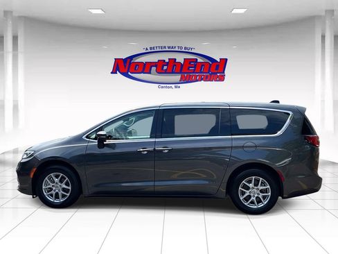 Used 2023 Chrysler Pacifica Touring-L FWD image 4