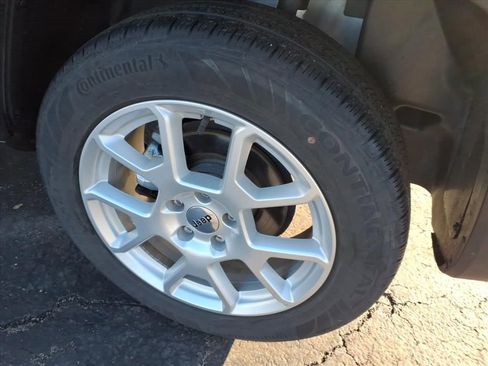 Certified 2022 Jeep Renegade Latitude w/ Convenience Group image 5