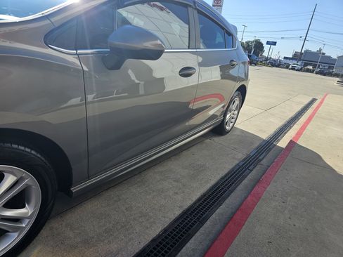 Used 2018 Chevrolet Cruze LT w/ Convenience Package image 10