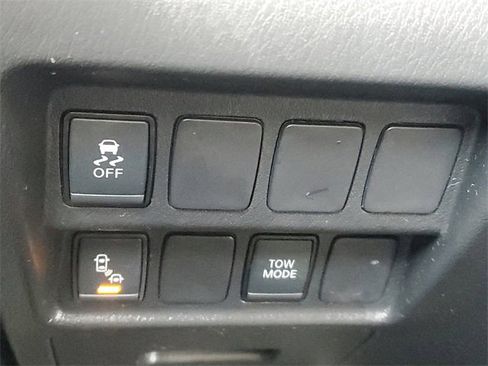 Used 2020 Nissan Pathfinder SV image 19