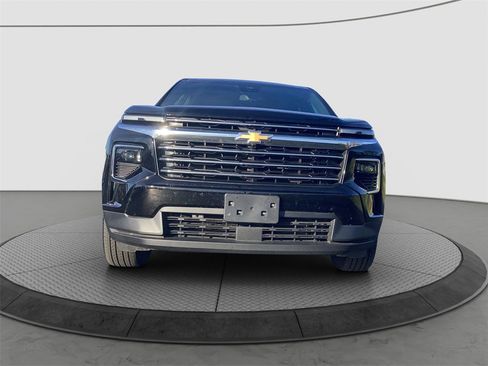 Used 2025 Chevrolet Traverse LT image 2