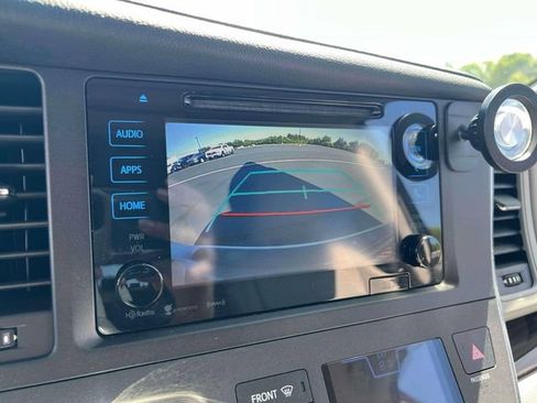Used 2017 Toyota Sienna XLE w/ XLE Navigation Package FWD image 14