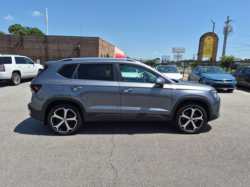 Used 2026 Volkswagen Taos SEL AWD/4WD image 2