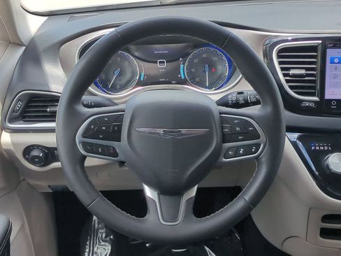 Used 2023 Chrysler Pacifica Touring-L FWD image 23