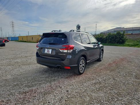 Used 2023 Subaru Forester Premium image 7