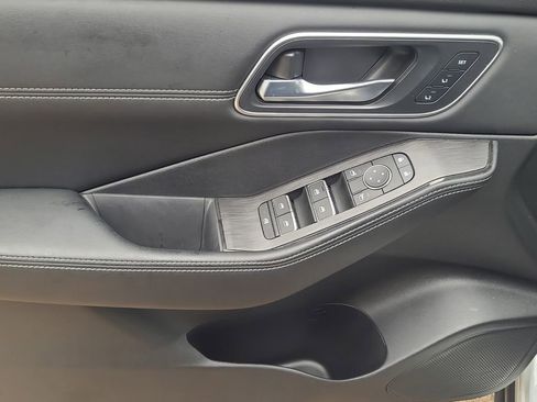 Used 2025 Nissan Rogue Platinum w/ Platinum Premium Package image 12