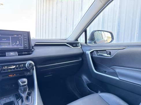 Used 2022 Toyota RAV4 XLE Premium image 20