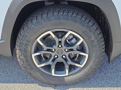 New 2026 Chevrolet Equinox ACTIV w/ Convenience Package III FWD image 7