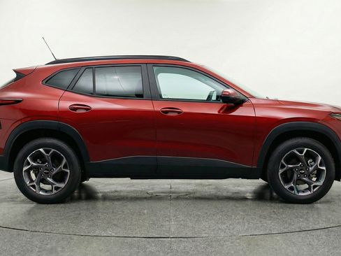 Used 2025 Chevrolet Trax LT image 11