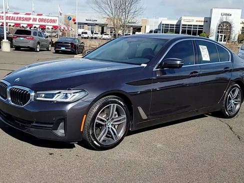 Used 2022 BMW 530i xDrive w/ Premium Package image 4