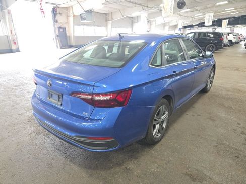 Used 2024 Volkswagen Jetta SE FWD image 2