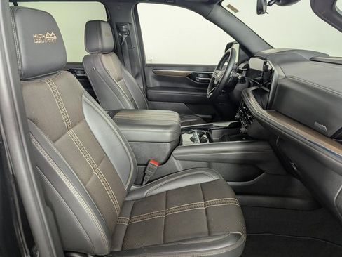 Used 2025 Chevrolet Suburban High Country image 23