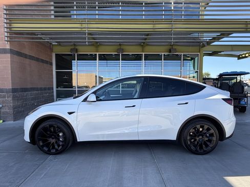 Used 2024 Tesla Model Y 2WD image 7