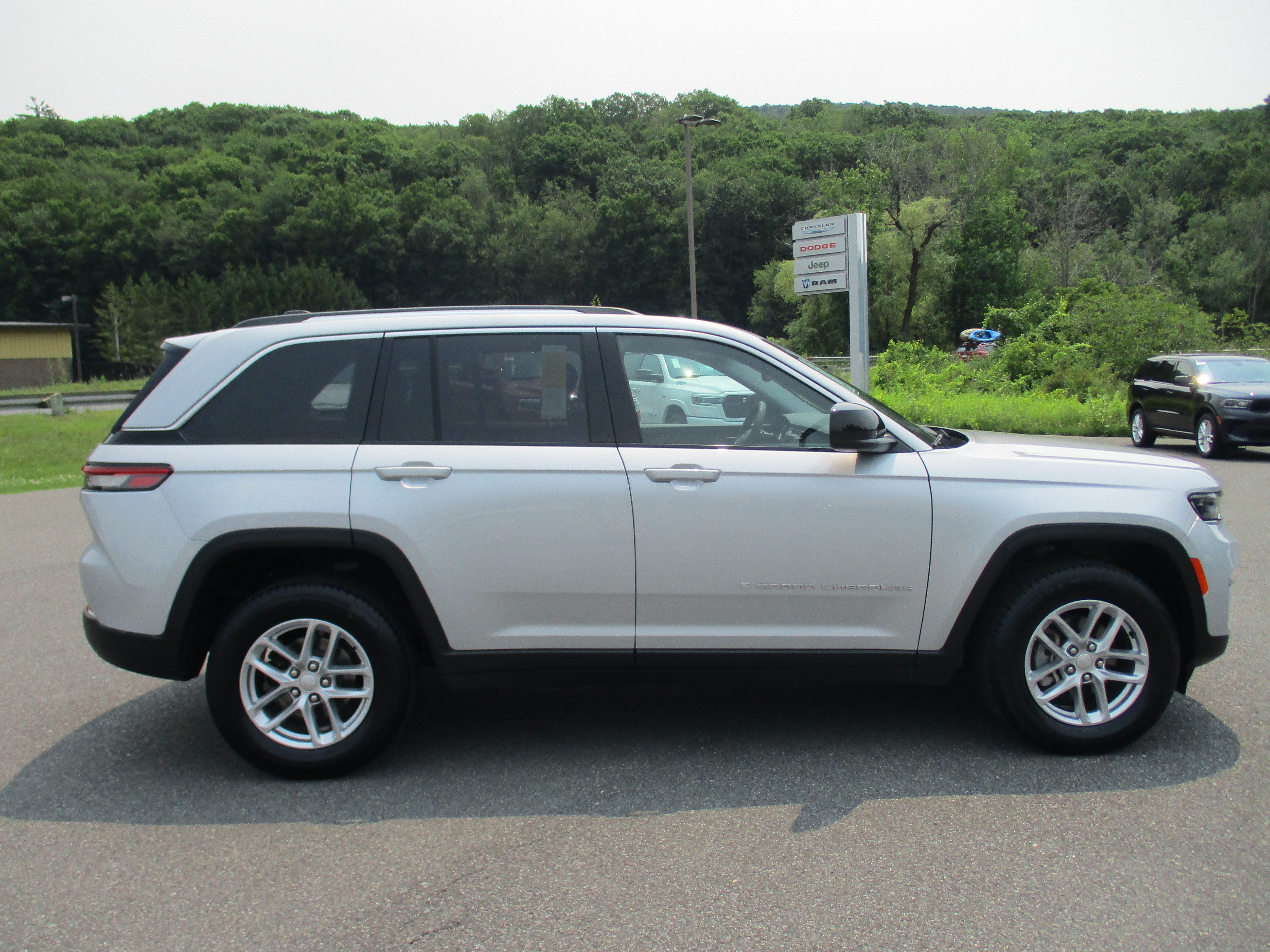 Certified 2023 Jeep Grand Cherokee Laredo X AWD/4WD image 4