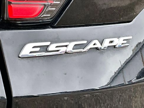 Used 2017 Ford Escape SE w/ SE Leather Comfort Package image 10