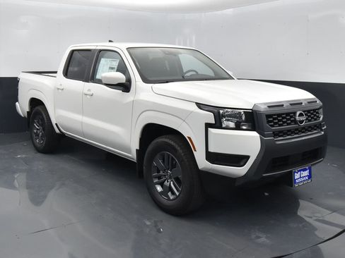 Certified 2025 Nissan Frontier SV image 2