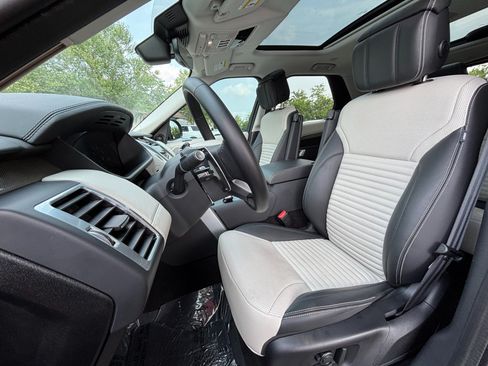 Used 2025 Land Rover Discovery Metropolitan Edition AWD/4WD image 11