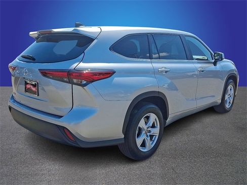 Used 2023 Toyota Highlander L image 4
