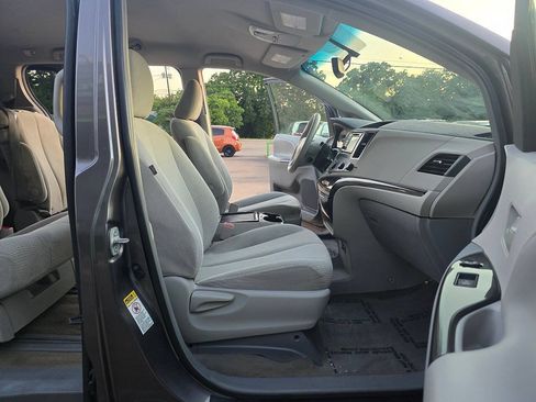 Used 2012 Toyota Sienna LE FWD image 22
