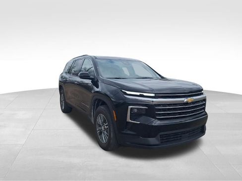 Used 2025 Chevrolet Traverse LT image 6