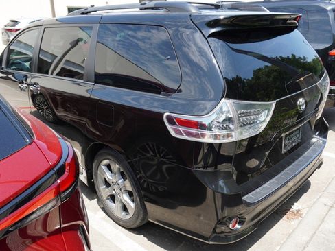 Used 2014 Toyota Sienna SE FWD image 5