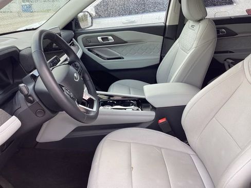 Used 2025 Ford Explorer Platinum w/ LUX Leather Package AWD/4WD image 29