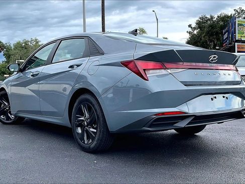 Used 2022 Hyundai Elantra SEL w/ Convenience Package FWD image 4