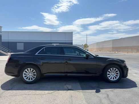 Used 2014 Chrysler 300 RWD image 4
