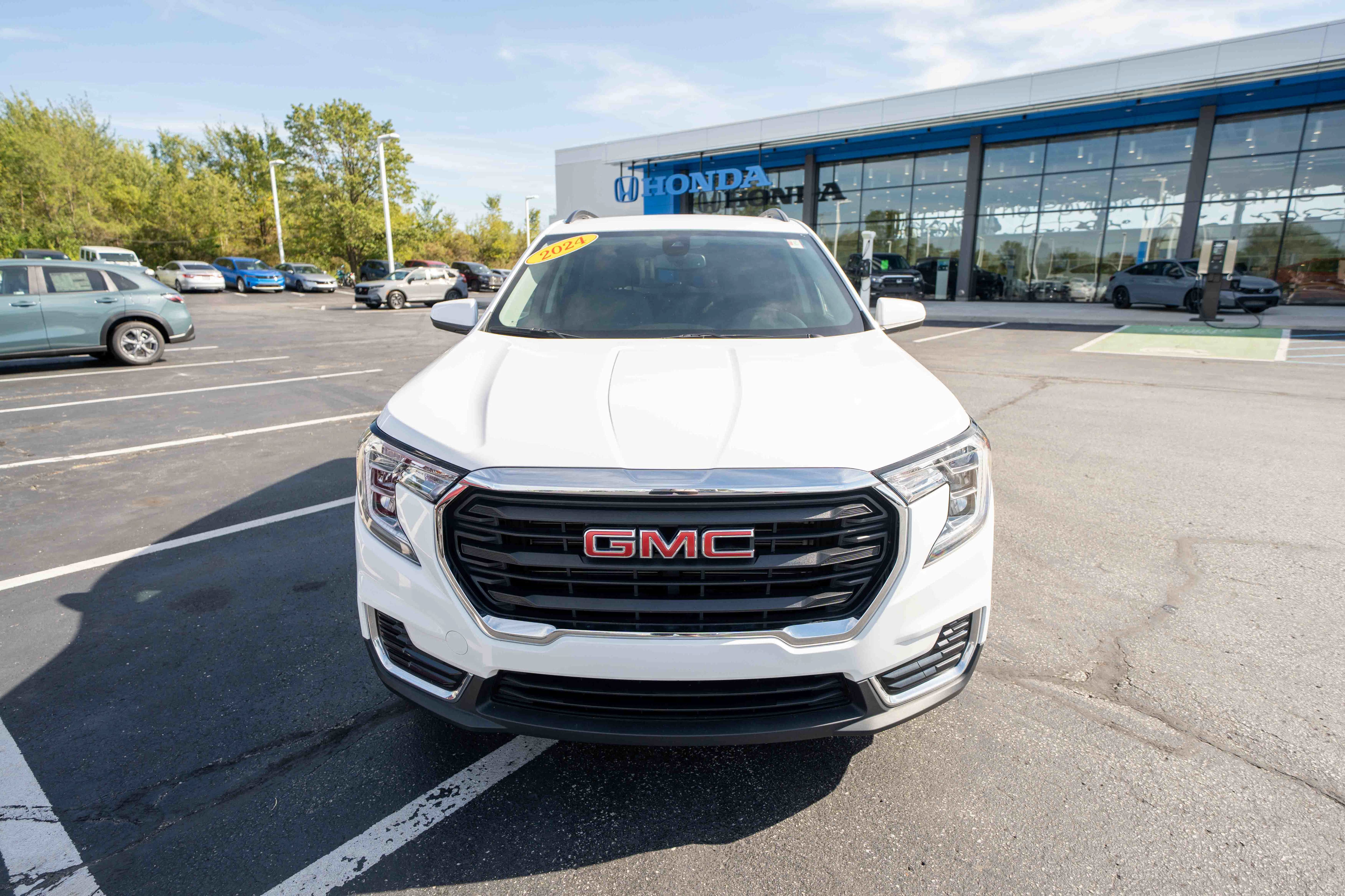 Used 2024 GMC Terrain SLE w/ Driver Convenience Package FWD image 2