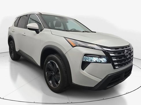 Used 2024 Nissan Rogue SV image 2