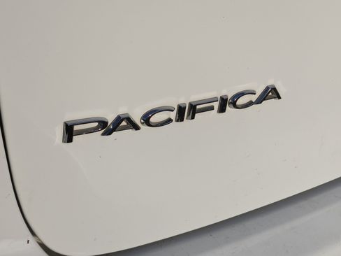 Used 2022 Chrysler Pacifica Touring-L image 24