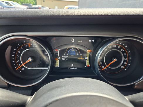 Used 2018 Jeep Wrangler Unlimited Sahara AWD/4WD image 18