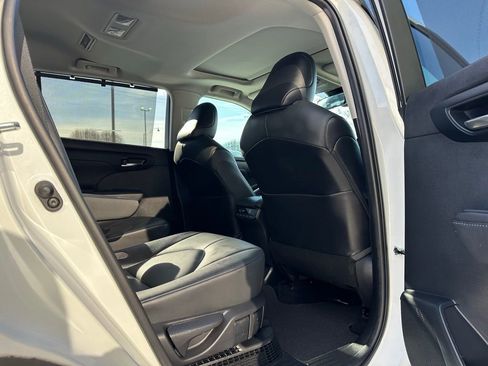 Used 2021 Toyota Highlander XLE image 31