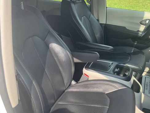 Used 2024 Chrysler Pacifica Touring-L FWD image 27