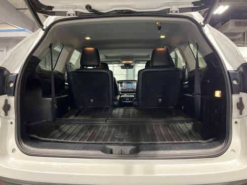 Used 2019 Toyota Highlander XLE AWD/4WD image 40