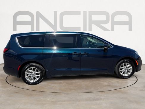 Used 2024 Chrysler Pacifica Touring-L FWD image 12