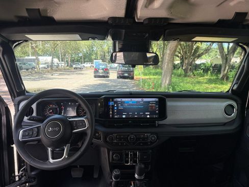 Used 2025 Jeep Wrangler Unlimited Sahara AWD/4WD image 31