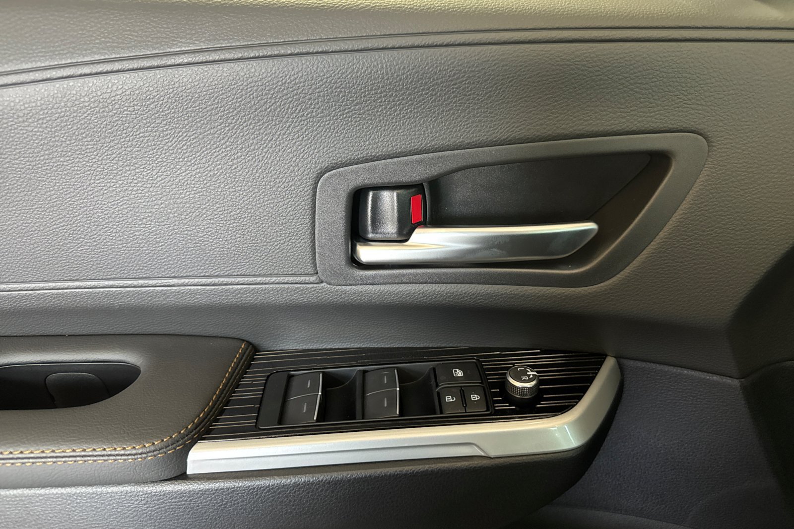 New 2026 Toyota Sienna XLE Woodland Edition AWD/4WD image 11