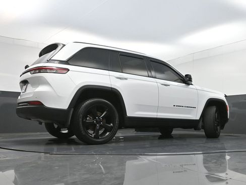 Used 2022 Jeep Grand Cherokee Altitude AWD/4WD image 33