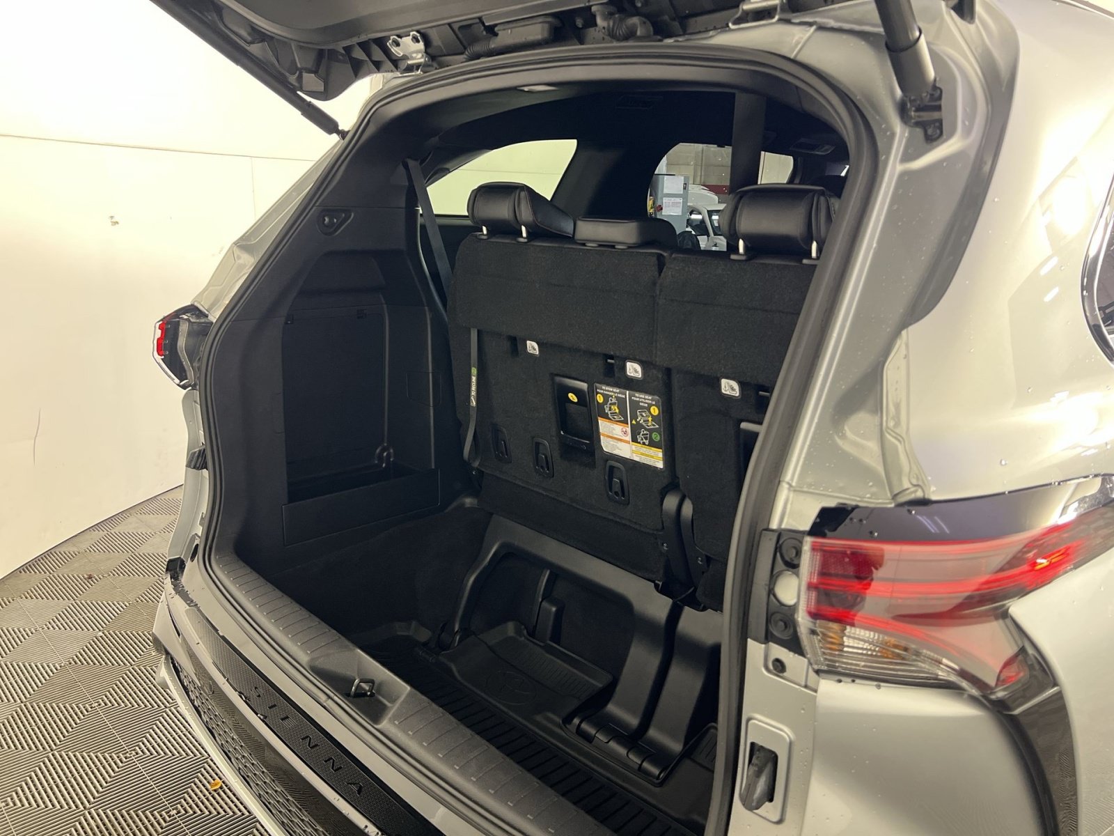 Used 2025 Toyota Sienna XSE w/ XSE Plus Package AWD/4WD image 27