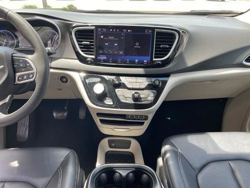 Used 2024 Chrysler Pacifica Touring-L FWD image 12