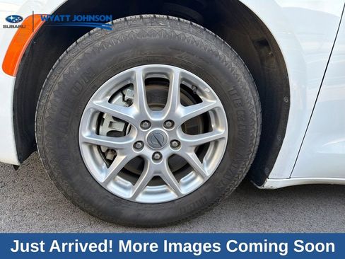 Used 2024 Chrysler Pacifica Touring-L image 3