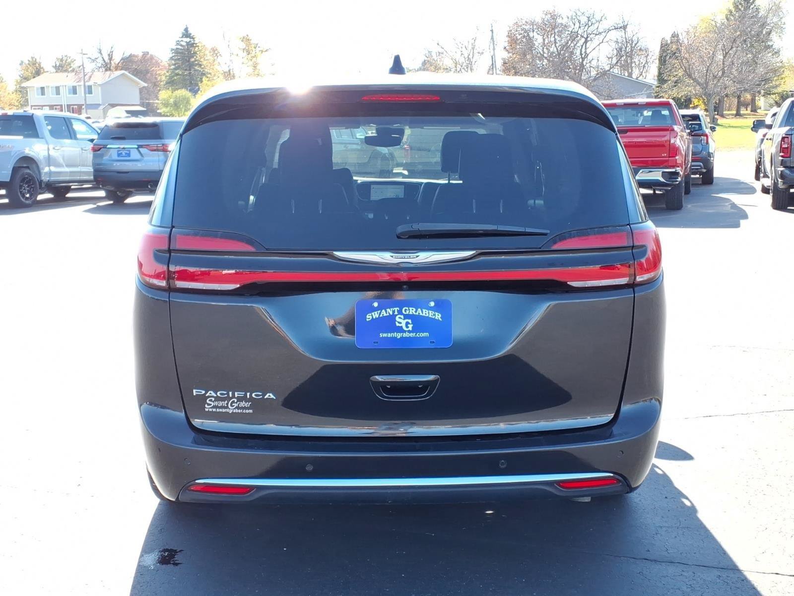 Used 2023 Chrysler Pacifica Touring-L FWD image 5
